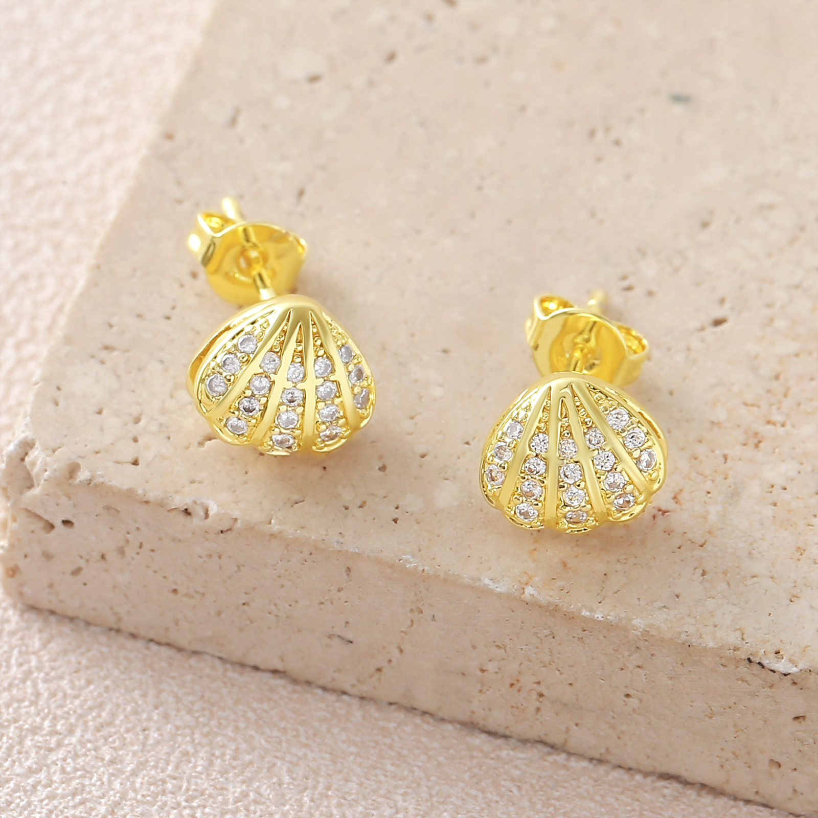 Scallop Stud Earrings With Bezel Setting, 18K Real Gold Plated Copper Featuring Zircon Inlay And 0.05µm-0.08µm Water Plating Thickness
