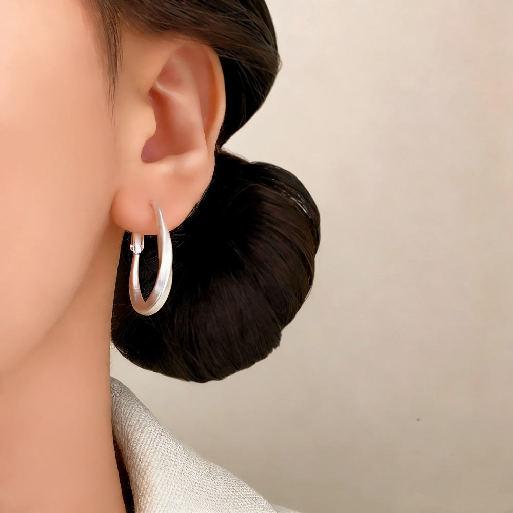 Simple Style Oval Hoop Earrings For Women In Golden Copper With Electroplated Finish 3