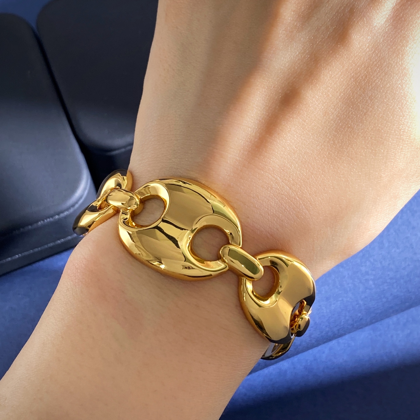 Smooth C Shape Wristband Bangle For Women In Copper With 18K Real Gold Plated Water Plating And 0.03µm Thickness 4