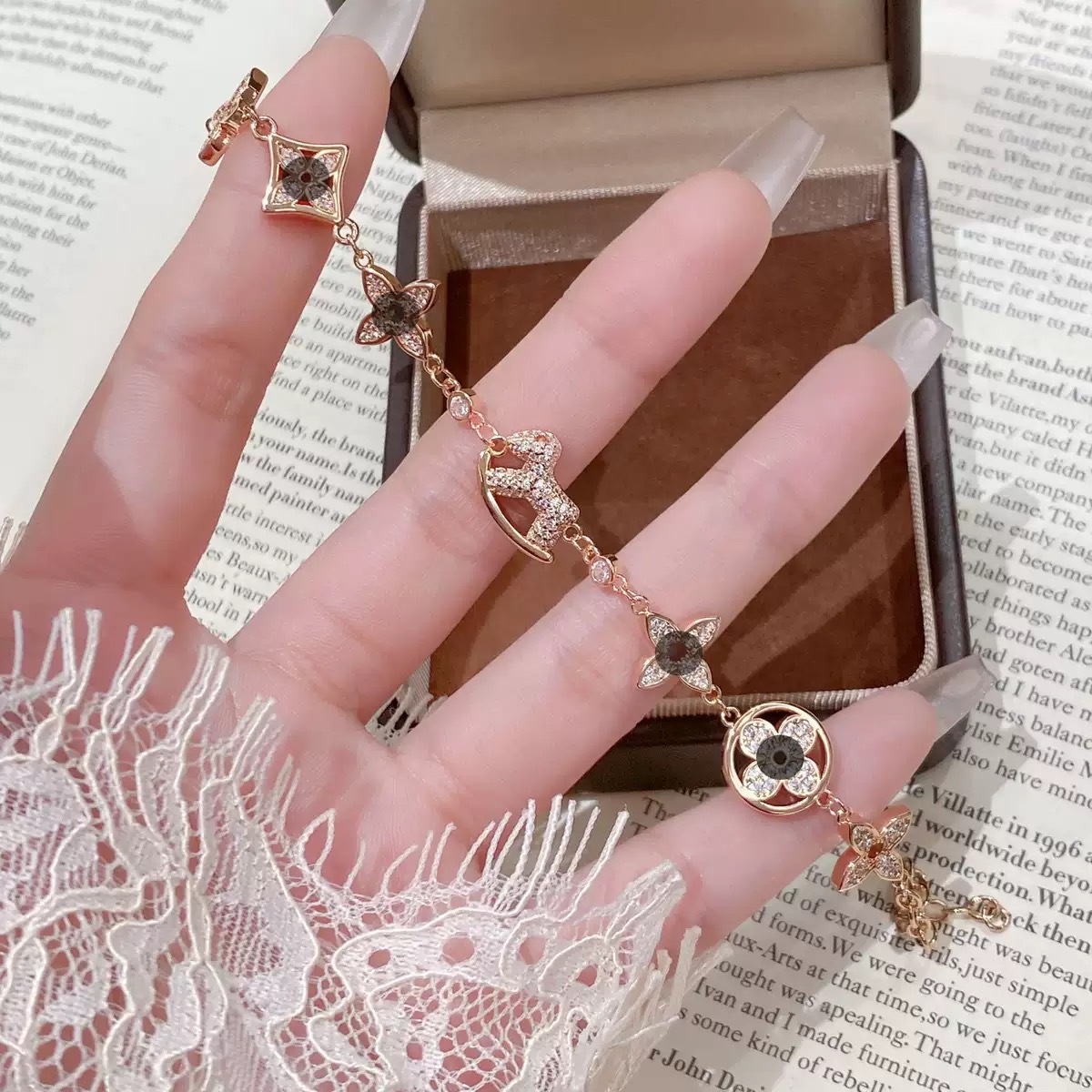 Snake Pattern Copper Wristband For Women With Electroplated Gold Plating And Artificial Gemstone Inlay Featuring Snake Chain 3