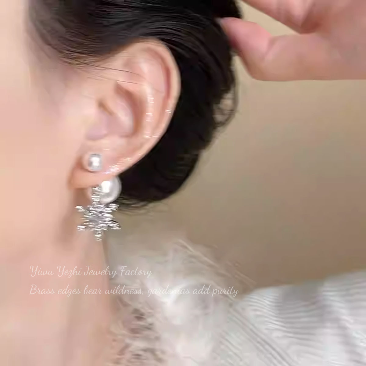 Sweet Snowflake Stud Earrings For Women In Real Gold Plated With Copper Posts Featuring Zircon Inlay 3