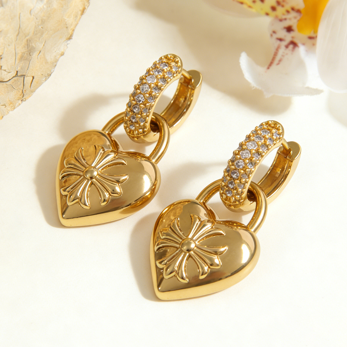 Three-dimensional Geometric Earrings For Women In Copper With Golden Plated Electroplated Finish And 0.01µm Coating Thickness