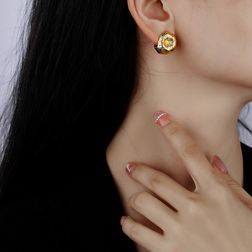 Three-dimensional Round Earrings For Women In Copper With 0.03µm Water Plating And 18K Real Gold Plated Finish 3