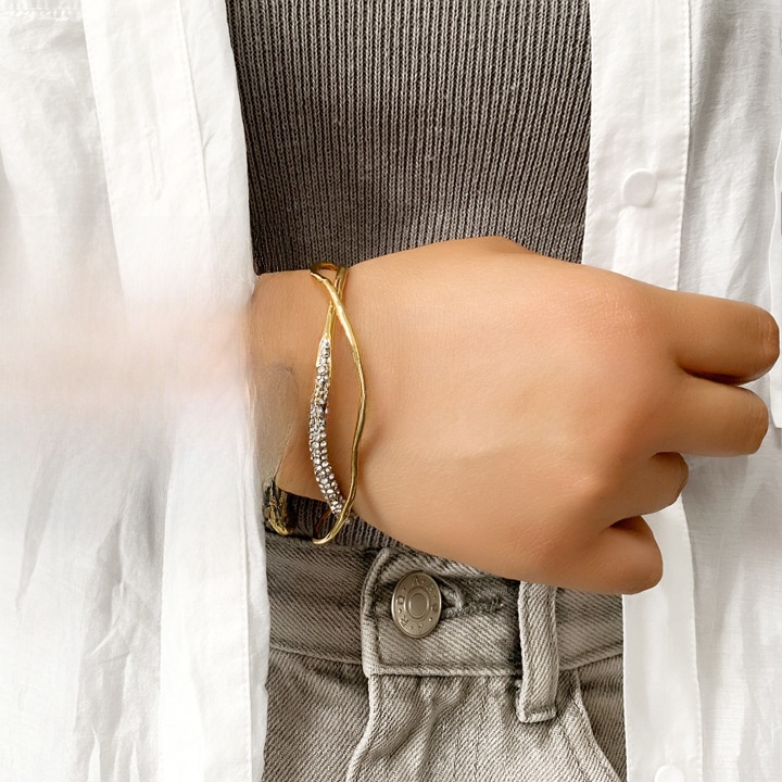 Gold-Plated Copper Open Bangle With Intersecting Lines And Zircon Inlay 3