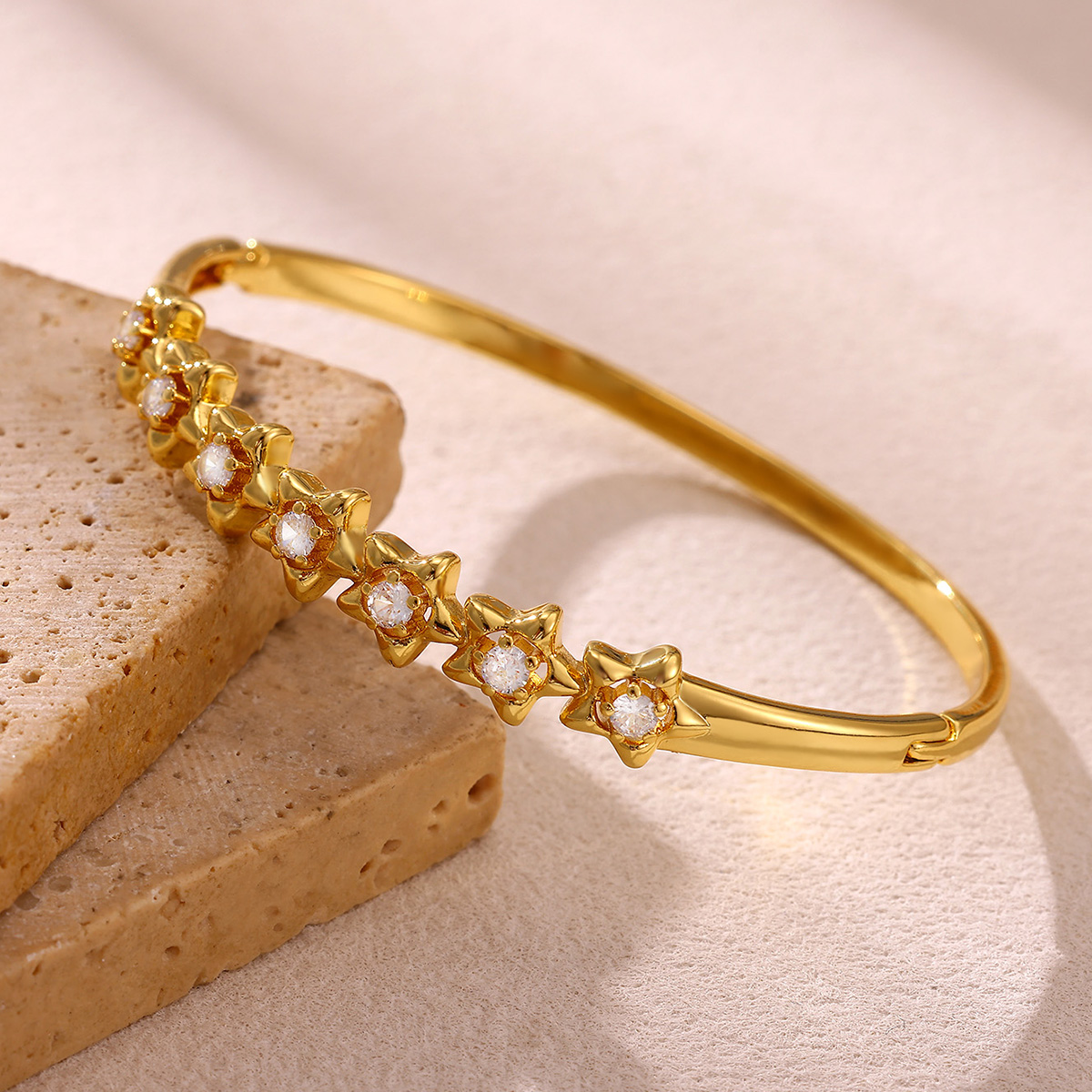 Unisex Heart Shape Bangle Featuring Waterproof Non Tarnish Copper With 18K Real Gold Plated Water Plating And Zircon Inlay 4