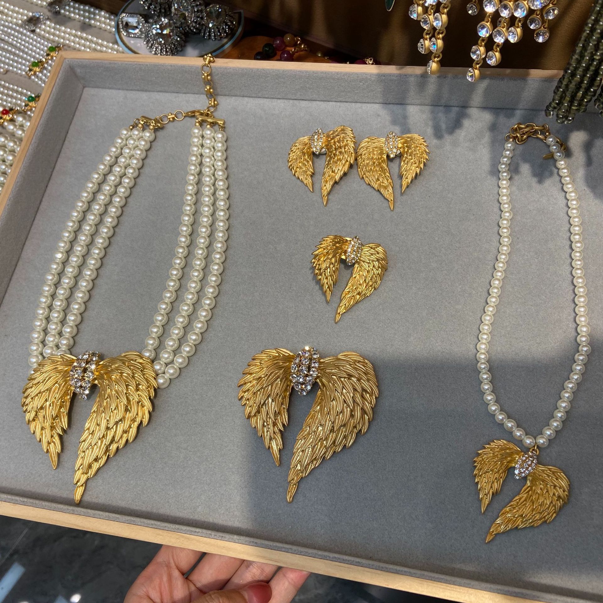 Vintage Style Gold Feather Necklace For Women With Copper Material And Rhinestone Inlay On Cable Chain