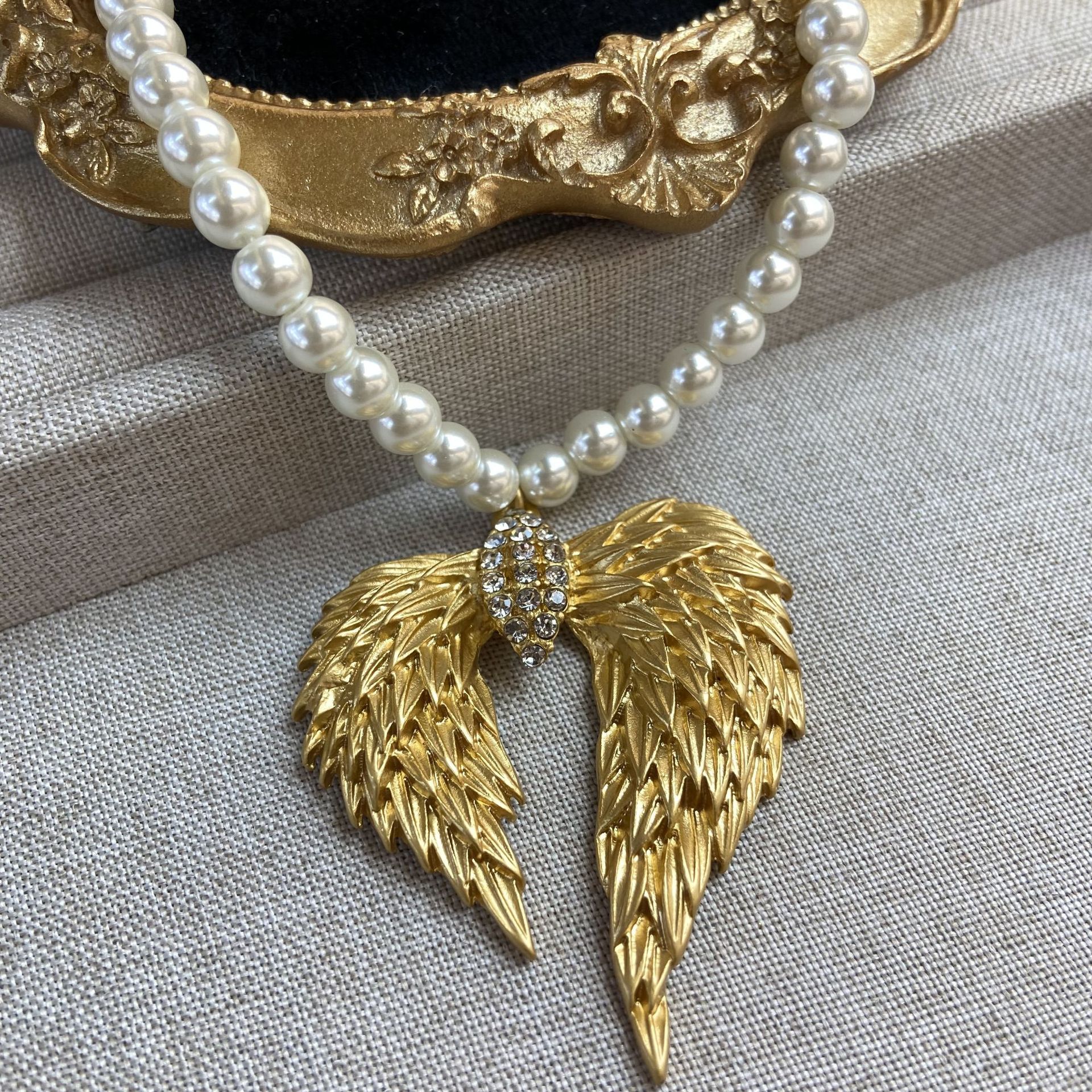 Vintage Style Gold Feather Necklace For Women With Copper Material And Rhinestone Inlay On Cable Chain 2