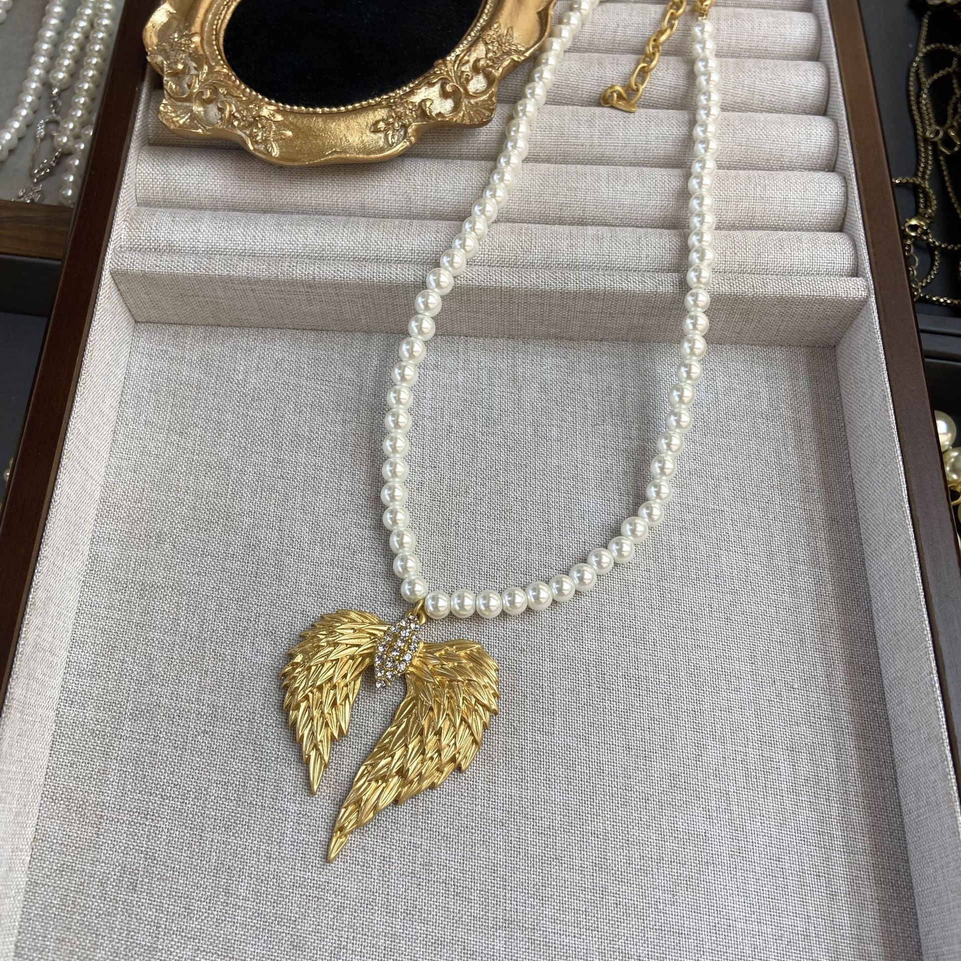 Vintage Style Gold Feather Necklace For Women With Copper Material And Rhinestone Inlay On Cable Chain 4