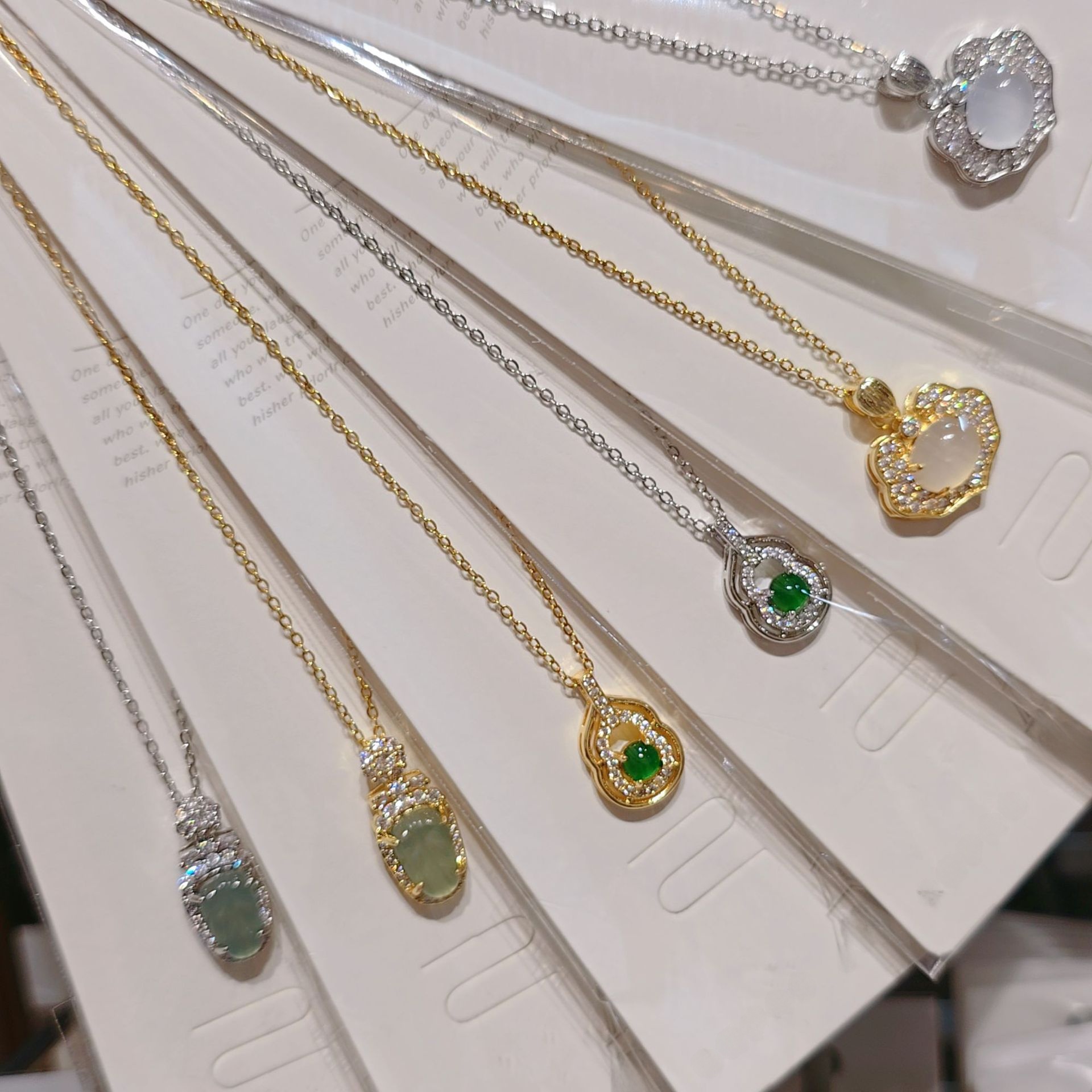 Vintage Style Leaves Necklace For Women With 18K Real Gold Plated Copper And Cable Chain