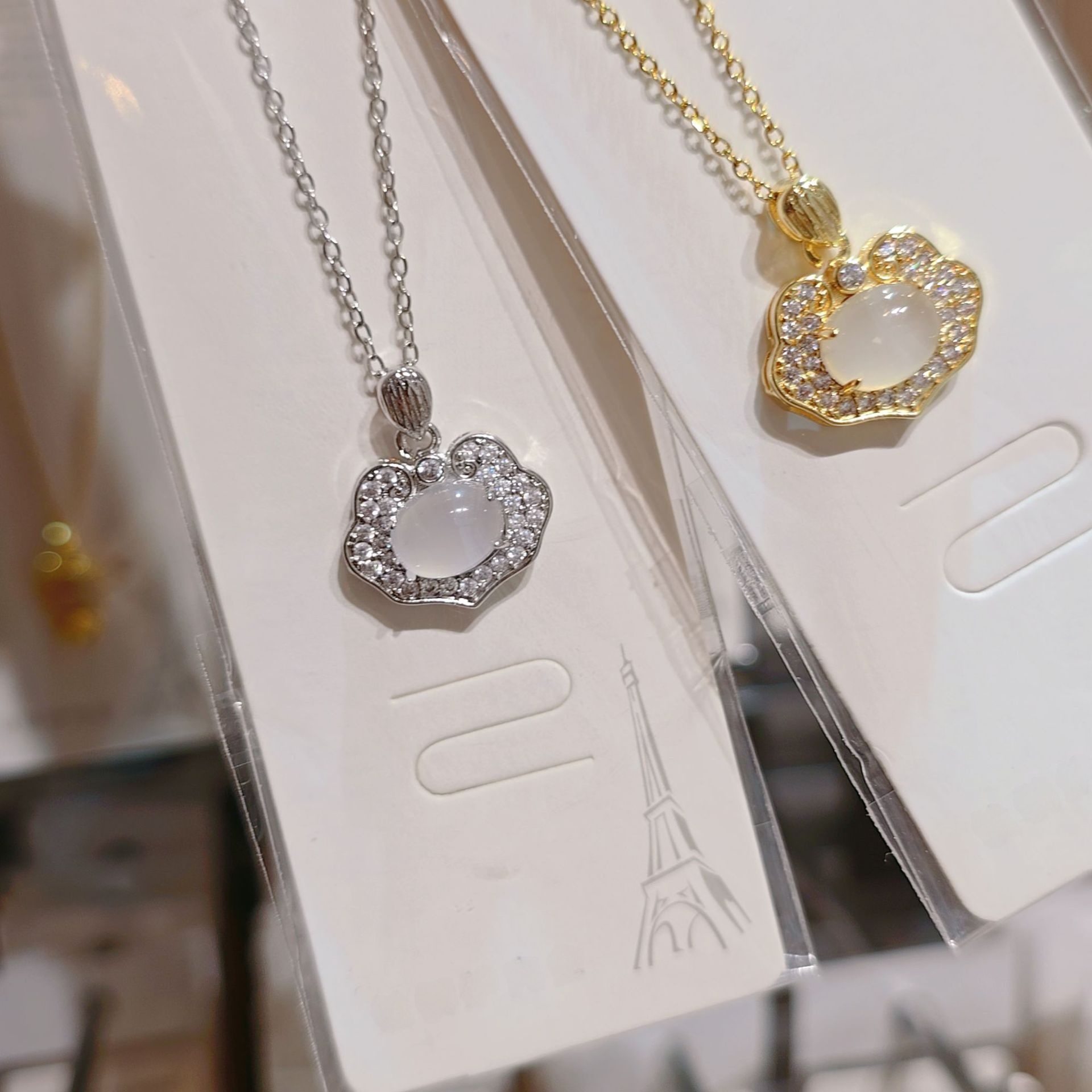 Vintage Style Leaves Necklace For Women With 18K Real Gold Plated Copper And Cable Chain 4