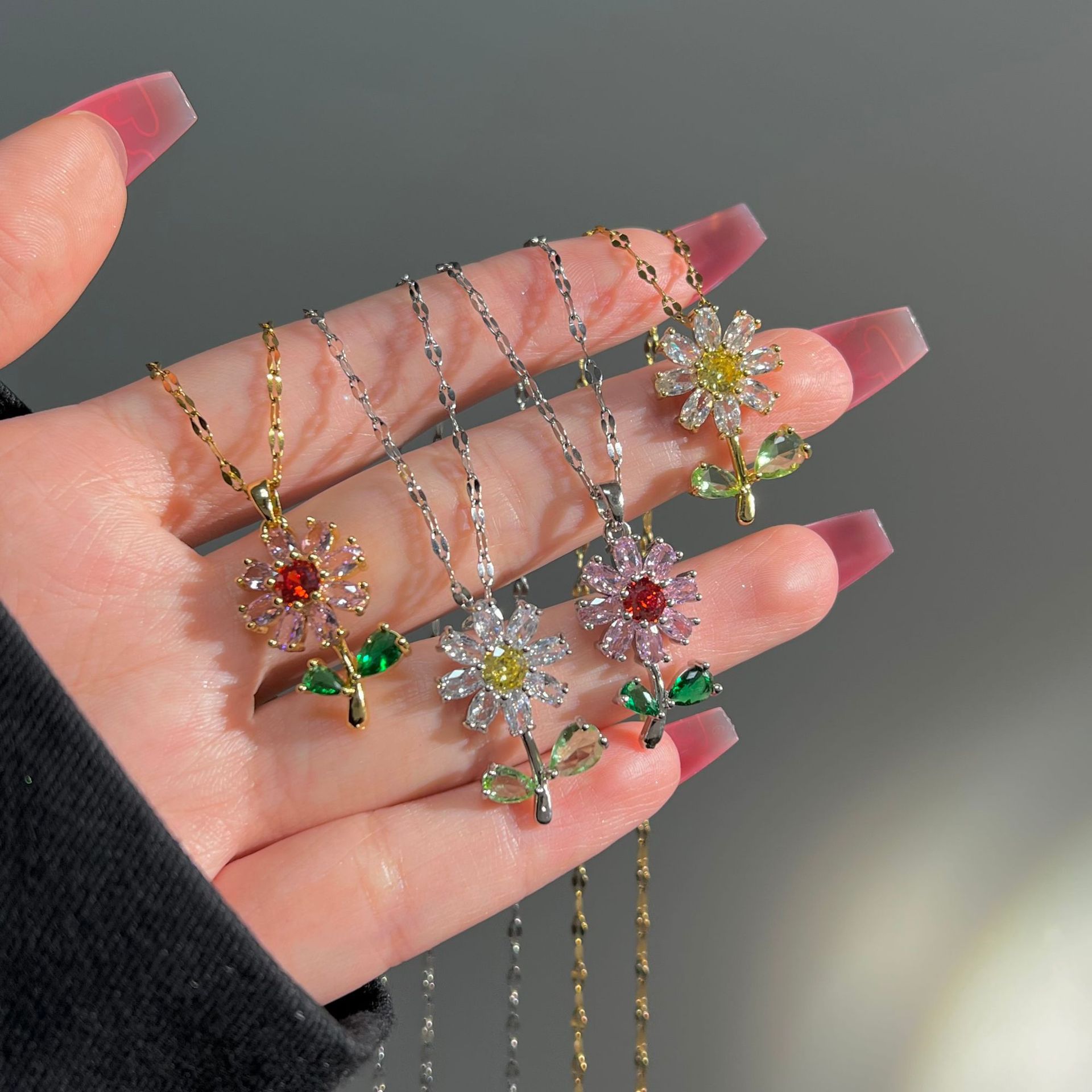 Wholesale Jewelry Elegant Flower Titanium Steel Copper Zircon Plating Pendant Necklace Lip Chain