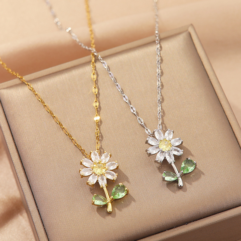 Wholesale Jewelry Elegant Flower Titanium Steel Copper Zircon Plating Pendant Necklace Lip Chain 4