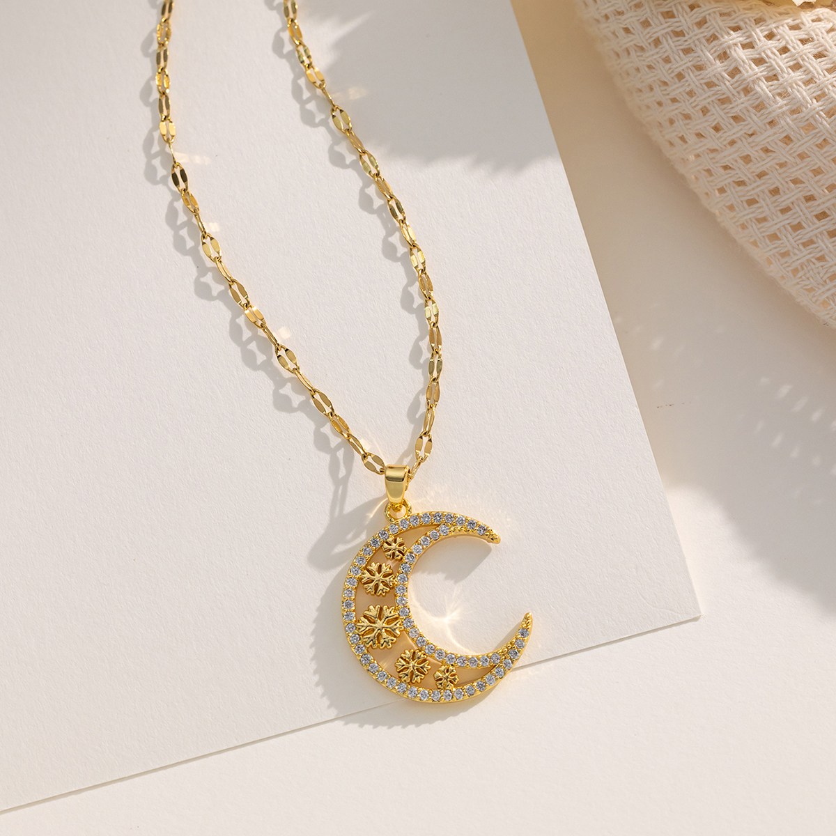 316 Stainless Steel  Copper Moon Electroplated 18K Real Gold Plated Elegant Lip Chain Pendant Necklace 4