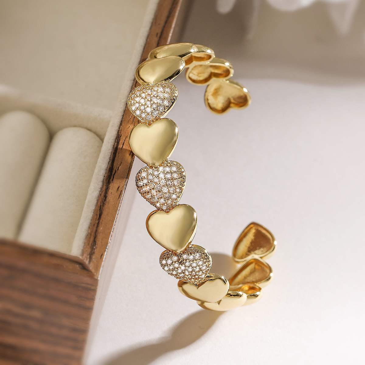 Wholesale Jewelry Retro Heart Shape Copper Zircon Cuff Bracelets