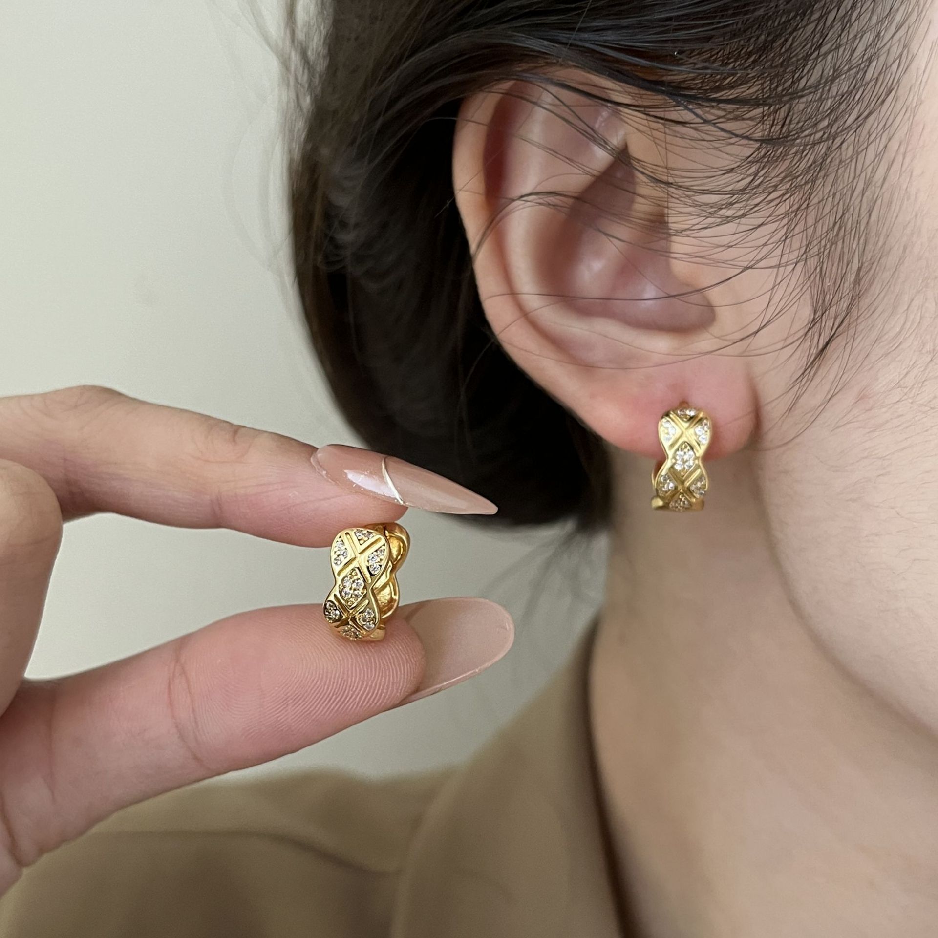 Lingge Luxurious Women’s Earrings In Golden Copper Featuring Zircon Inlay 2