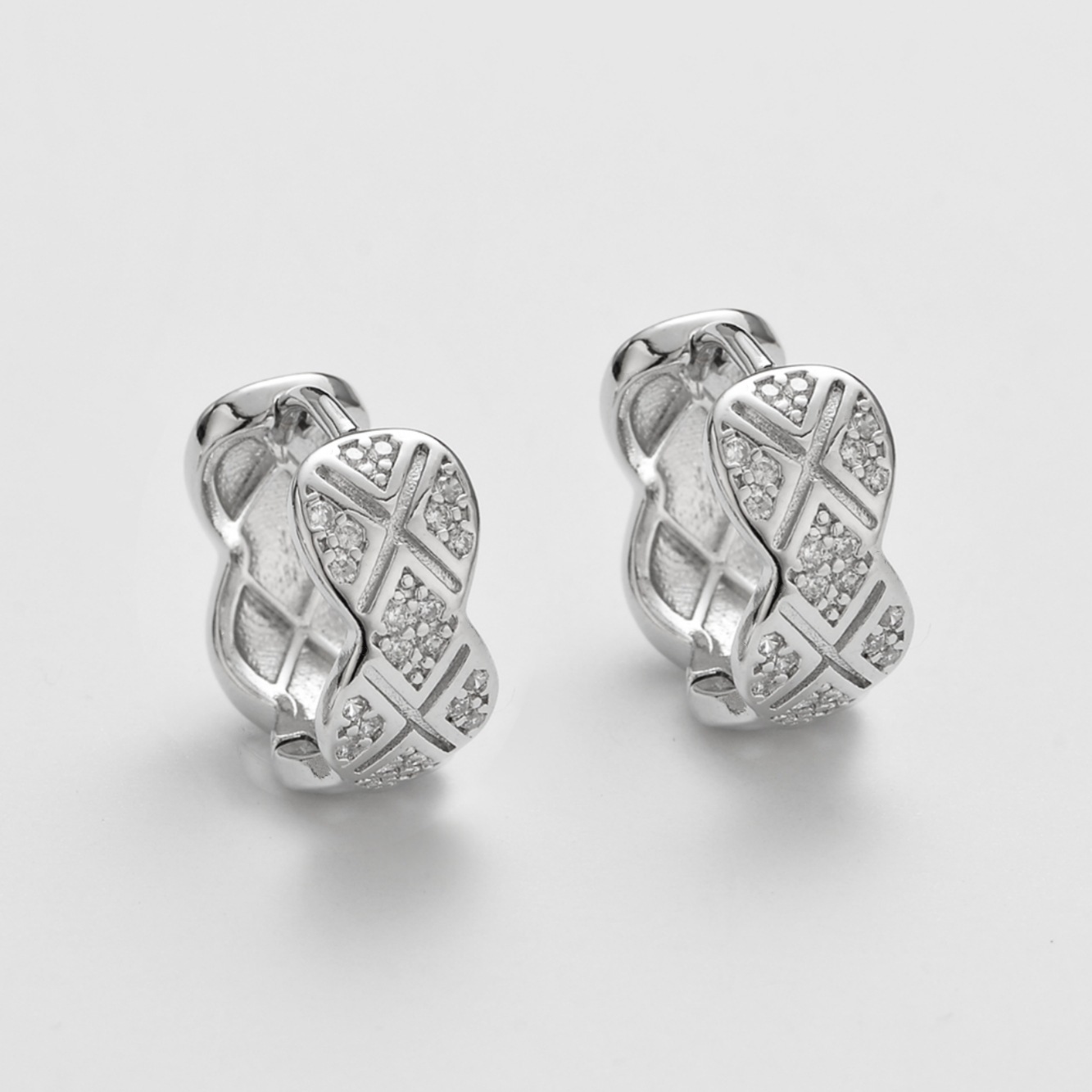 Lingge Luxurious Women’s Earrings In Golden Copper Featuring Zircon Inlay 4