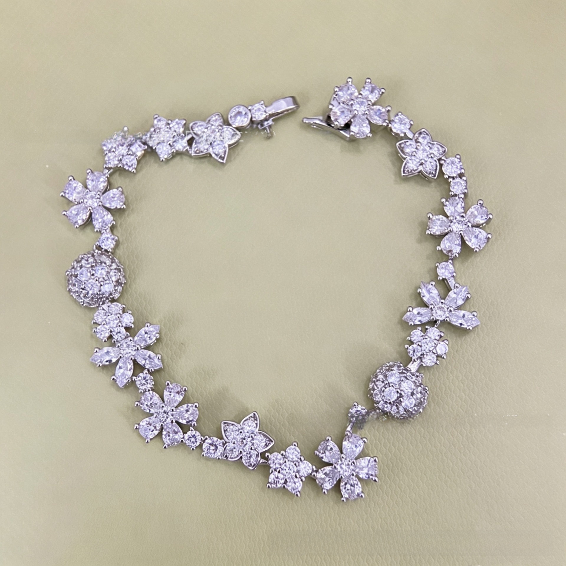 Women’s V Gold Flower Bracelet With Rhinestones In Ombre Color 4