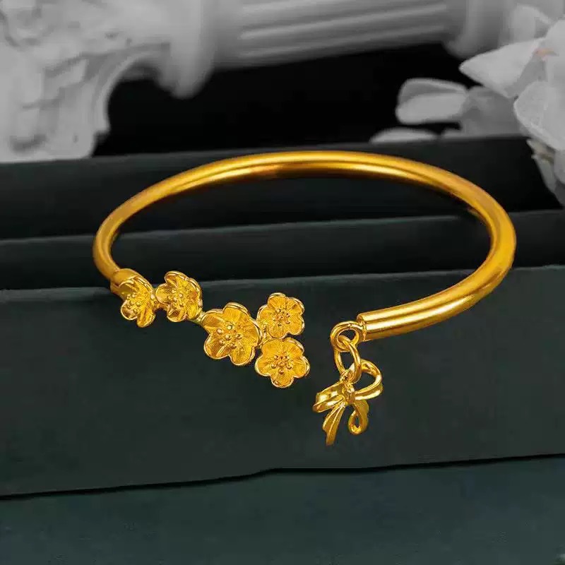 Women’s Simple Style Flowers Bangle In Electroplated Copper, Perfect For Daily Wear
