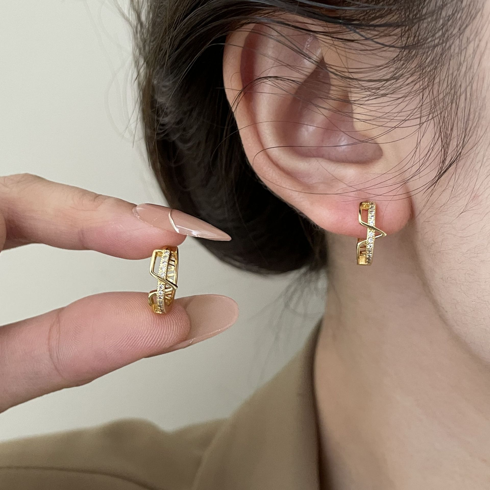 Women’s V Shape Earrings In Copper With Zircon Inlay, Featuring Platinum Plating 2